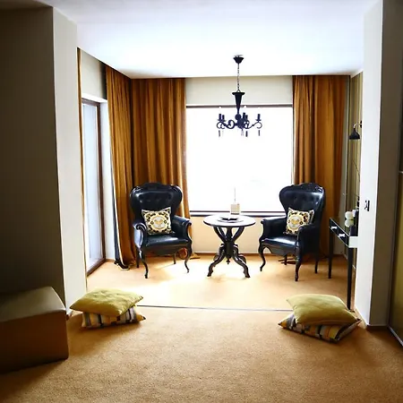 Chambers'n Charm Boutique Bed & Breakfast 4*