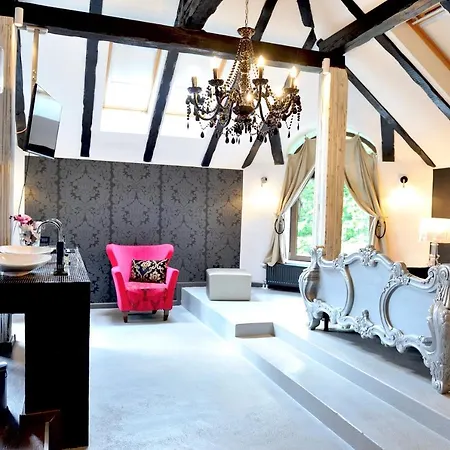 Chambers'n Charm Boutique 4*