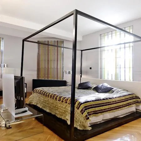 B&B Chambers'n Charm Boutique 브라쇼브