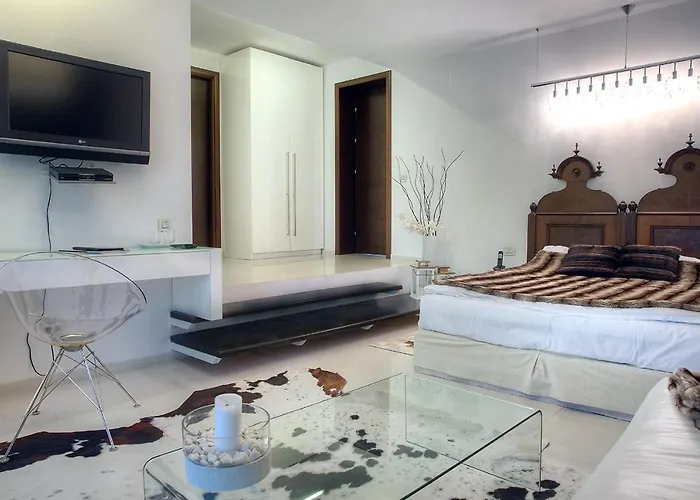 Chambers'n Charm Boutique