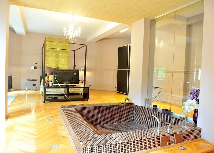 Chambers'n Charm Boutique 4*